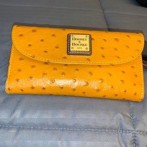 Snap button Dooney&bourke wallet